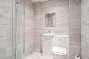 Shower, hair dryer, towels - 1 Bed Modern Central Preston Apartment (Preston)