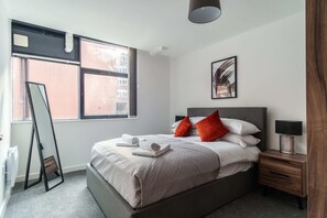 1 dormitorio, tabla de planchar con plancha, wifi y ropa de cama