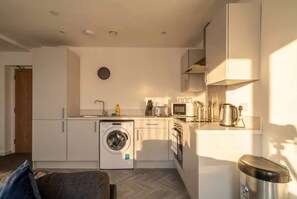 Fridge, microwave, oven, stovetop - Cosy & Bright 1 Bedroom Central Preston Apartment (Lancashire)