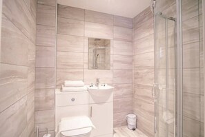Een douche, een haardroger, handdoeken