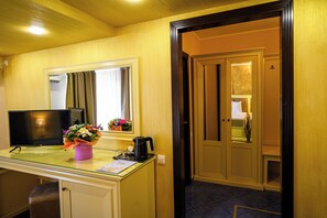 1 bedroom, in-room safe, desk, laptop workspace