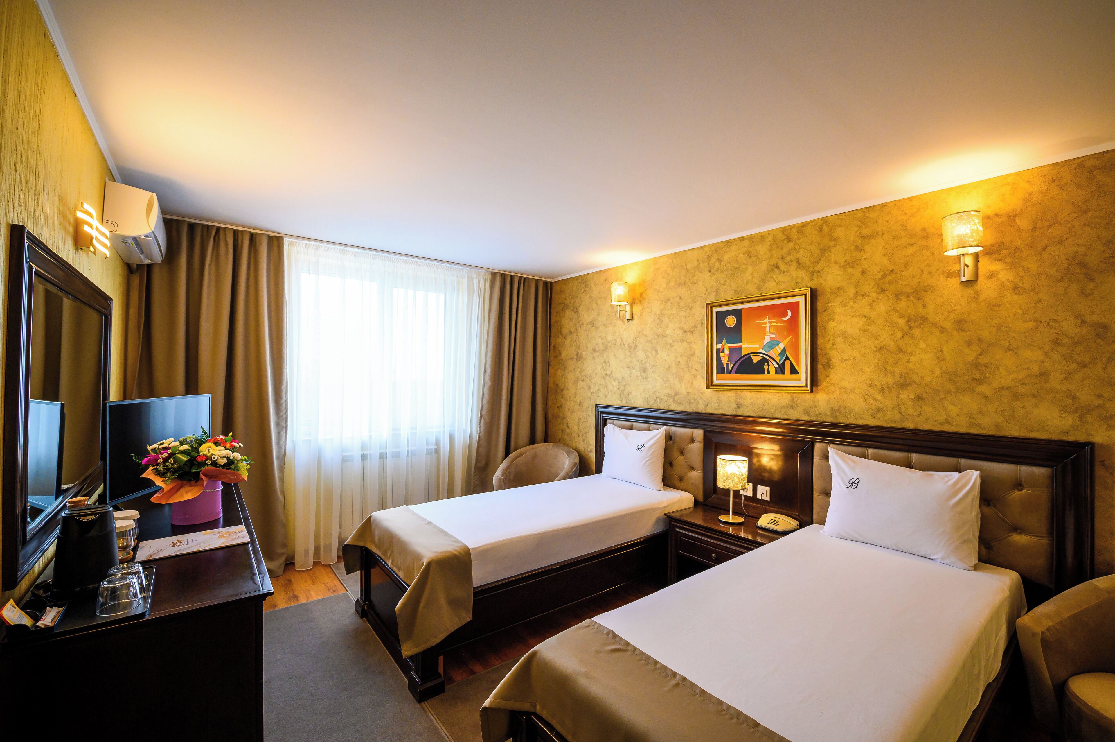 غرفة سوبريور لفردين | خزنة داخل الغرفة ومكتب ومساحة عمل للكمبيوتر المحمول وواي فاي مجانًا