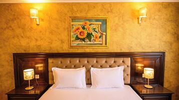 Superior Studio | 1 bedroom, in-room safe, desk, laptop workspace