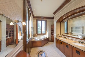Douche, baignoire à jets, sèche-cheveux, bidet