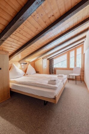 Tabla de planchar con plancha, wifi gratis y ropa de cama 