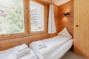 Tabla de planchar con plancha, wifi gratis y ropa de cama 