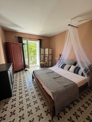 2 bedrooms, iron/ironing board, travel cot, WiFi