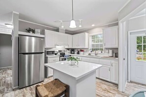 Fridge, microwave, oven, stovetop - St. Augustine Escape | 3-BR, WIFI, TV (St Augustine)