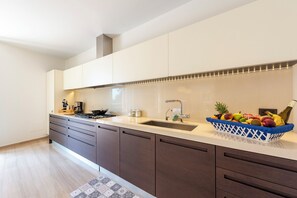 Een koelkast, een microgolfoven, een oven, een kookplaat