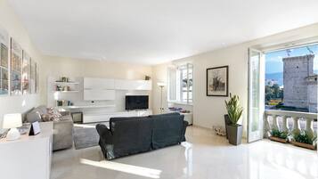 Familienapartment, Mehrere Schlafzimmer, Kühlschrank und Mikrowelle (Life & View Luxury Apartment) | Wohnbereich | 32-Zoll-Flachbildfernseher mit Satellitenempfang, Fernseher
