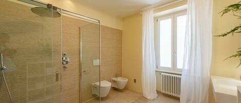 ファミリー アパートメント ベッドルーム (複数) 冷蔵庫 & 電子レンジ レイクサイド (Life & View Luxury Apartment) | バスルーム | シャワー付き浴槽、ヘアドライヤー、ビデ、タオル