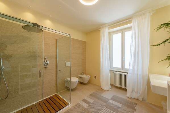 ファミリー アパートメント ベッドルーム (複数) 冷蔵庫 & 電子レンジ レイクサイド (Life & View Luxury Apartment) | バスルーム | シャワー付き浴槽、ヘアドライヤー、ビデ、タオル