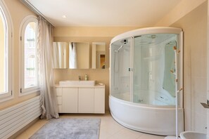 Familie appartement, meerdere slaapkamers, koelkast & magnetron (Life & View Luxury Apartment) | Badkamer | Een bad/douchecombinatie, een haardroger, een bidet, handdoeken