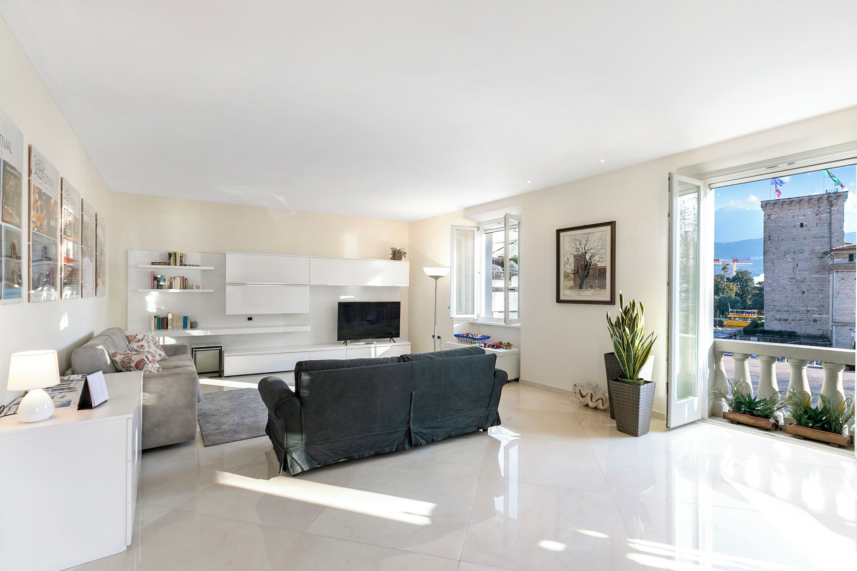 Télévision à écran plat de 32 pouces avec chaînes par satellite