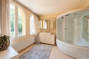 Ensemble douche/baignoire, sèche-cheveux, bidet, serviettes fournies