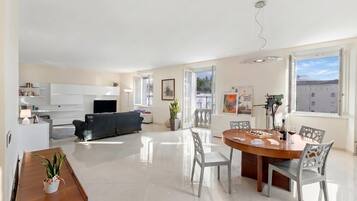 Familienapartment, Mehrere Schlafzimmer, Kühlschrank und Mikrowelle (Life & View Luxury Apartment 4) | Wohnbereich | 32-Zoll-Flachbildfernseher mit Satellitenempfang, Fernseher