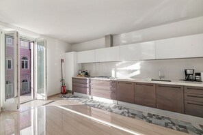 Een koelkast, een microgolfoven, een oven, een kookplaat