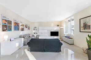 Apartamento família, vários quartos, geladeira e micro-ondas (Life & View Luxury Apartment) | Área de estar | TV de tela plana 32 polegadas com canais via satélite, TV