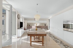 Geladeira, micro-ondas, fogão, cooktop