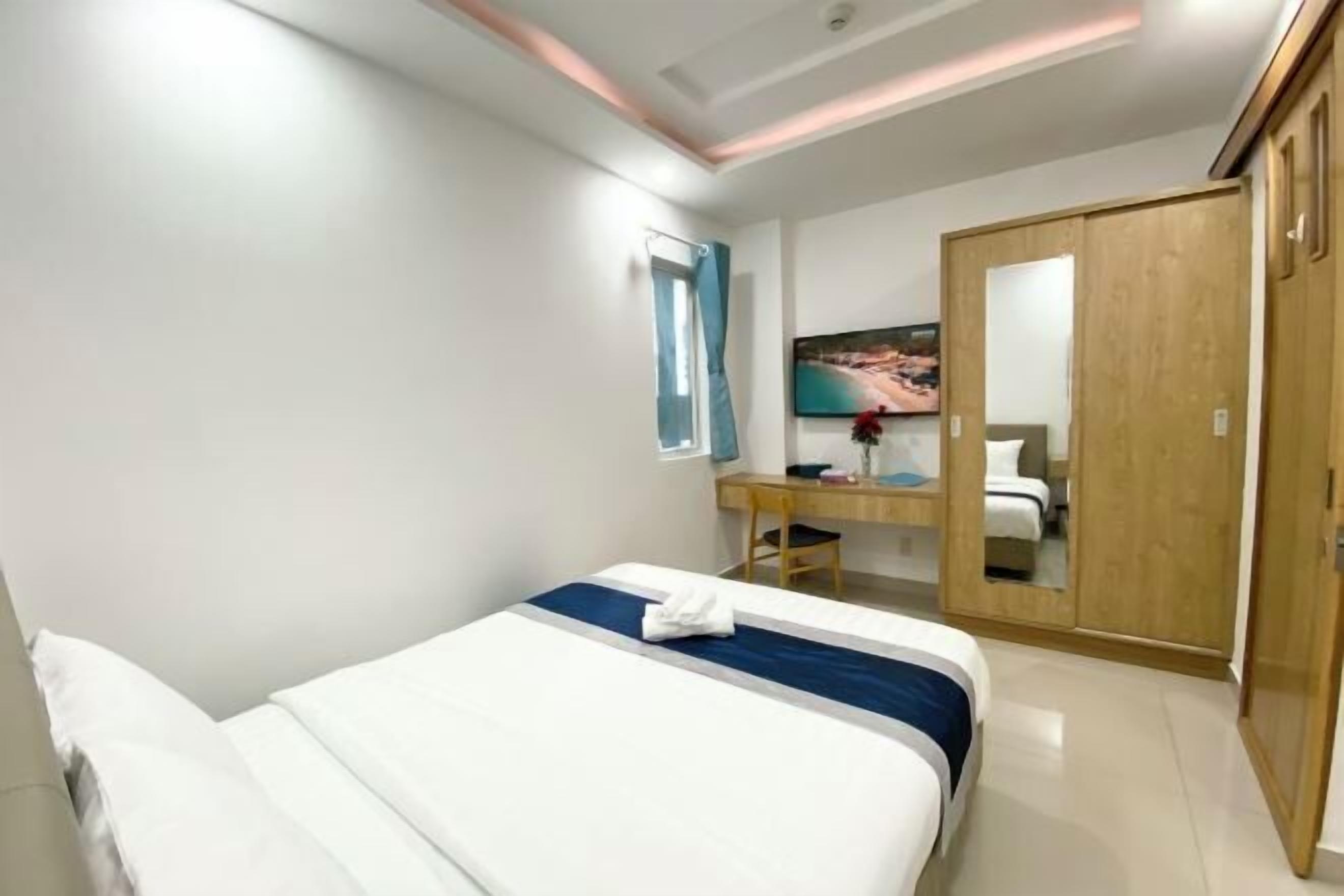 Una scrivania, postazione laptop, insonorizzazione, ferro/asse da stiro