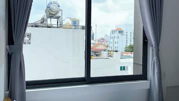 Habitación doble Deluxe, vista a la ciudad | 1 habitación, escritorio y espacio para trabajar con laptop