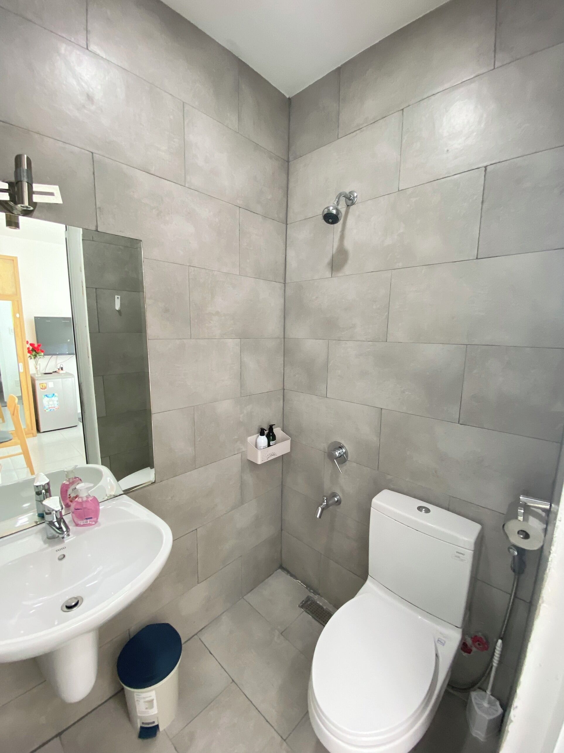 Un baño con lavamanos, inodoro y ducha.
