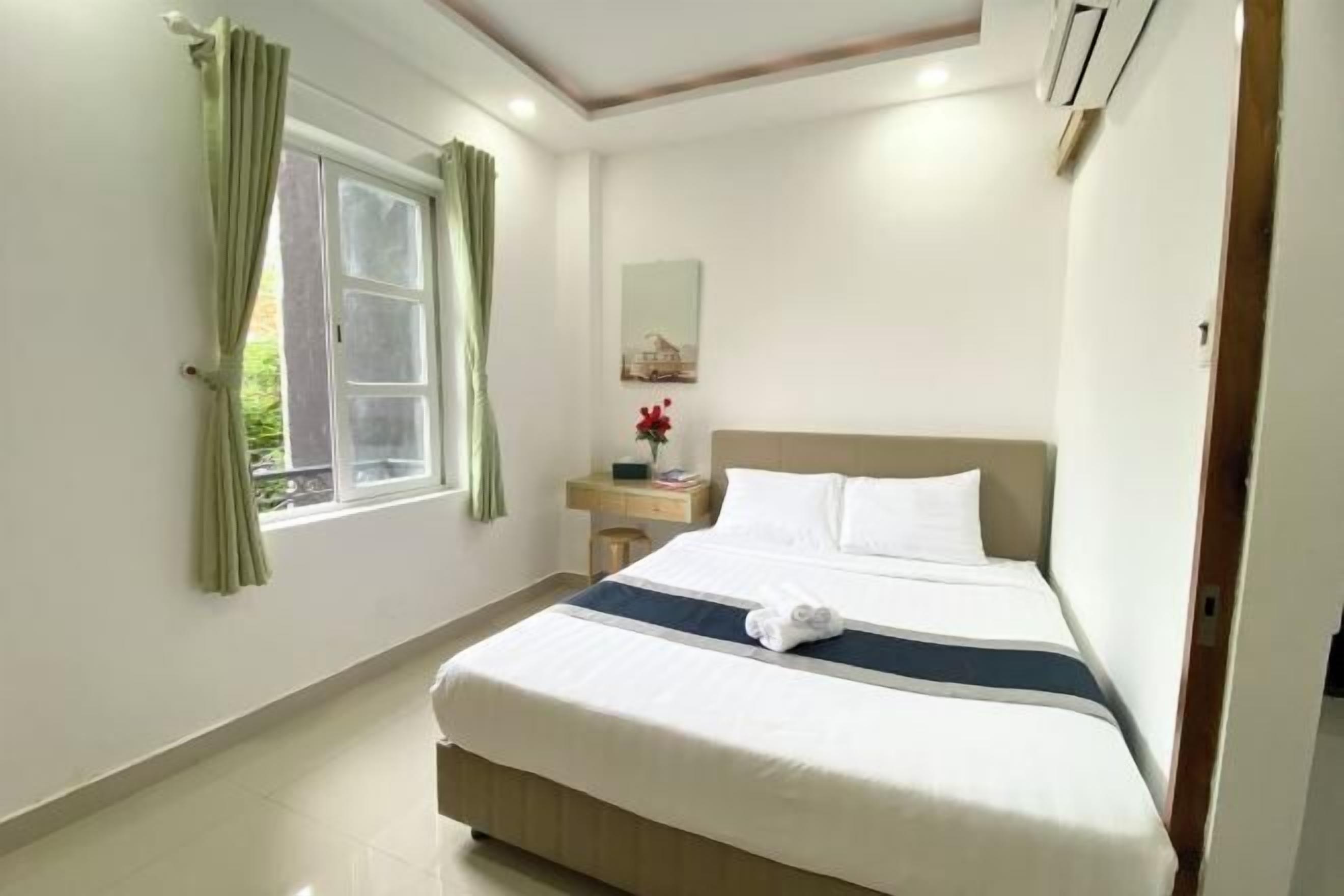 Una scrivania, postazione laptop, insonorizzazione, ferro/asse da stiro