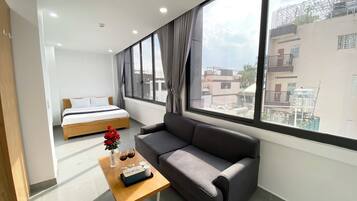 Habitación doble Premier, vista a la ciudad | 1 habitación, escritorio y espacio para trabajar con laptop