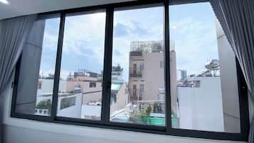 Habitación doble Premier, vista a la ciudad | 1 habitación, escritorio y espacio para trabajar con laptop