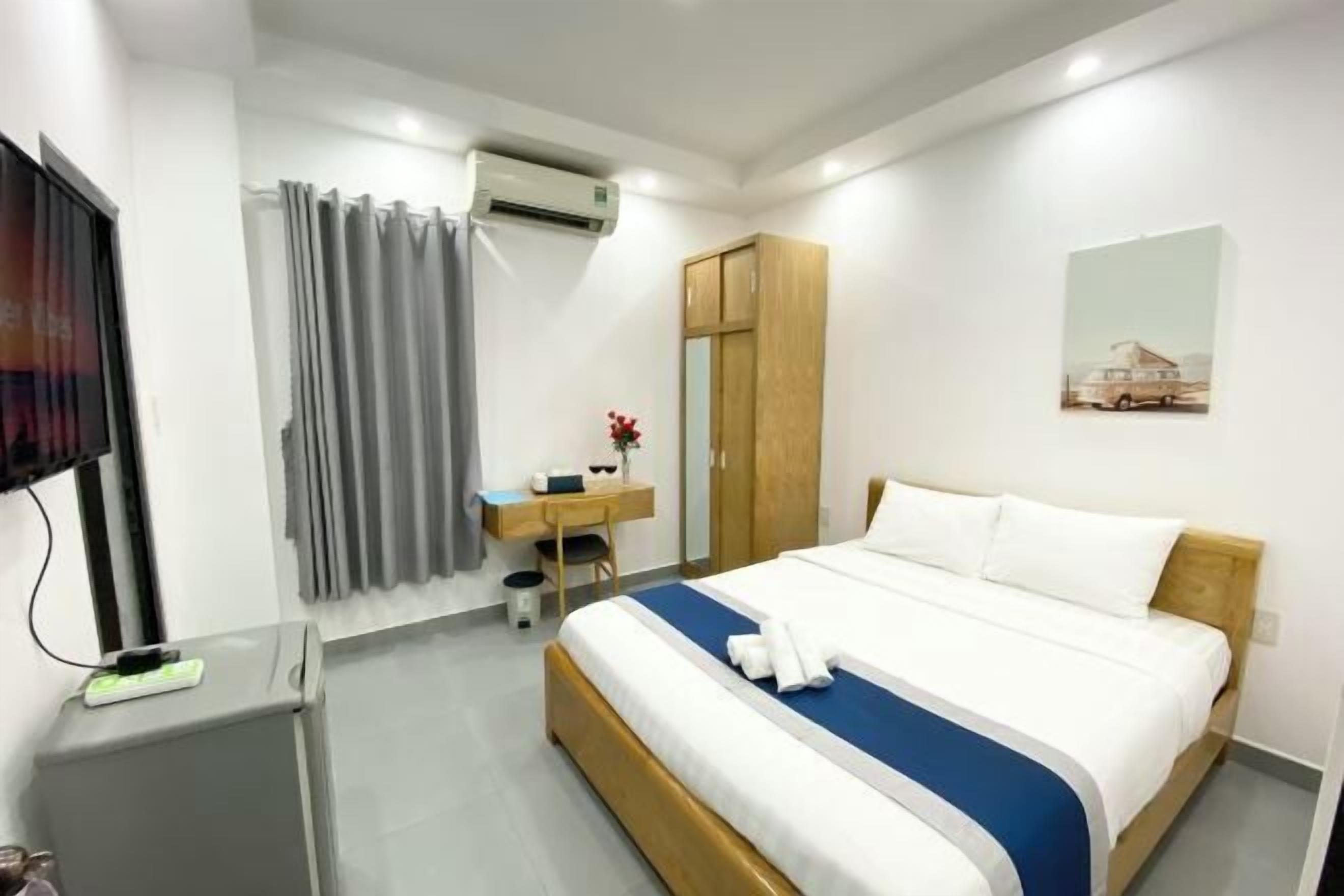 Una scrivania, postazione laptop, insonorizzazione, ferro/asse da stiro