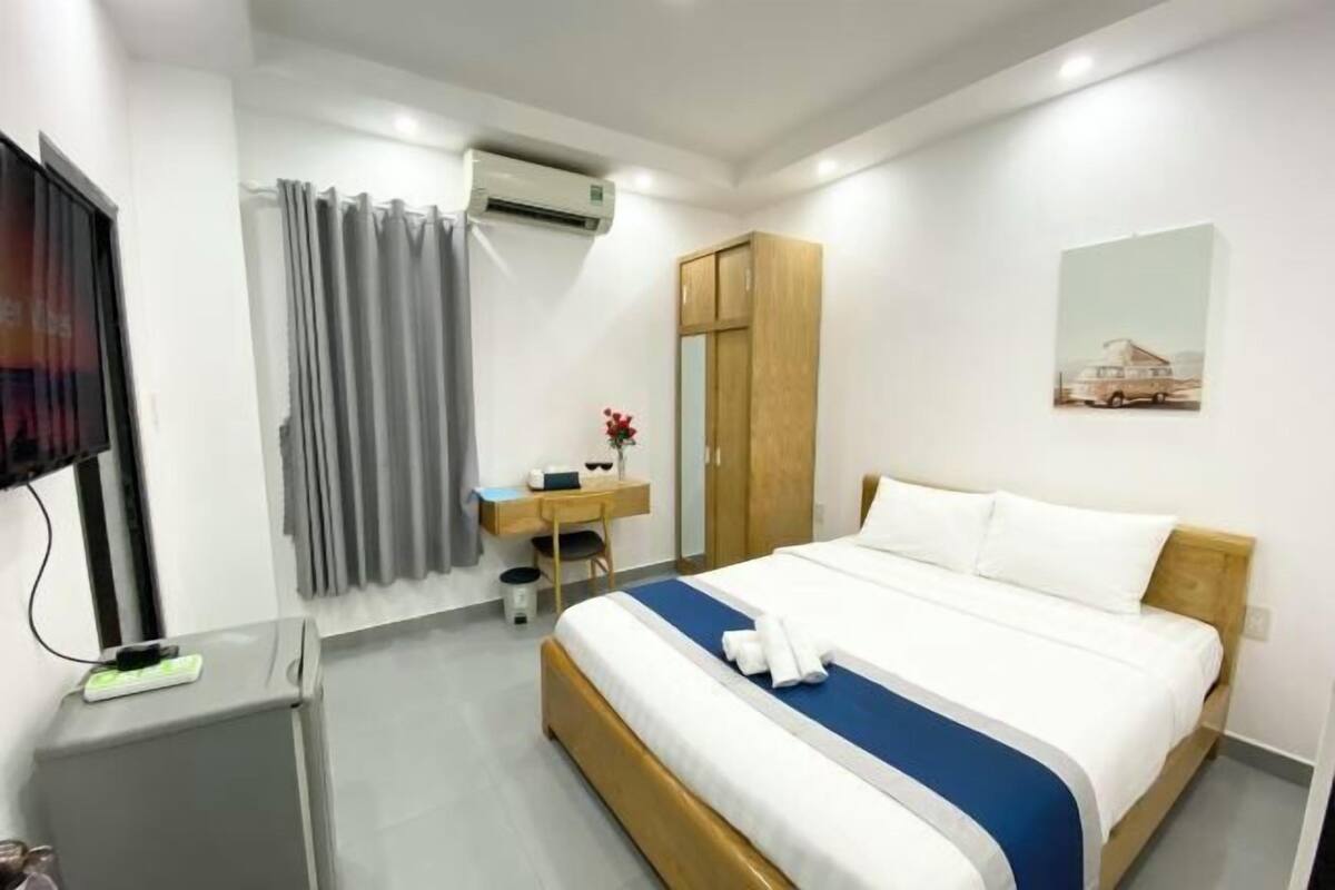 Escritorio y espacio para trabajar con laptop