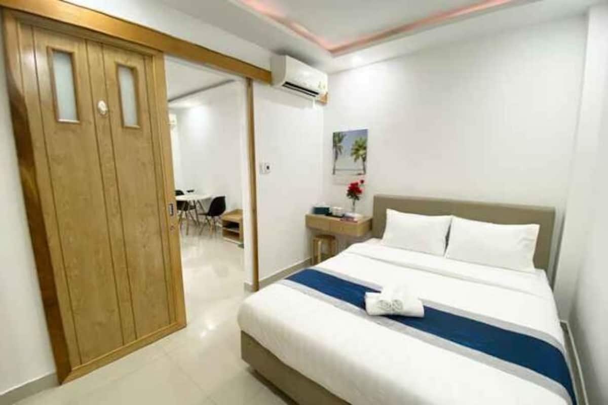 Escritorio, espacio para trabajar con laptop y insonorización