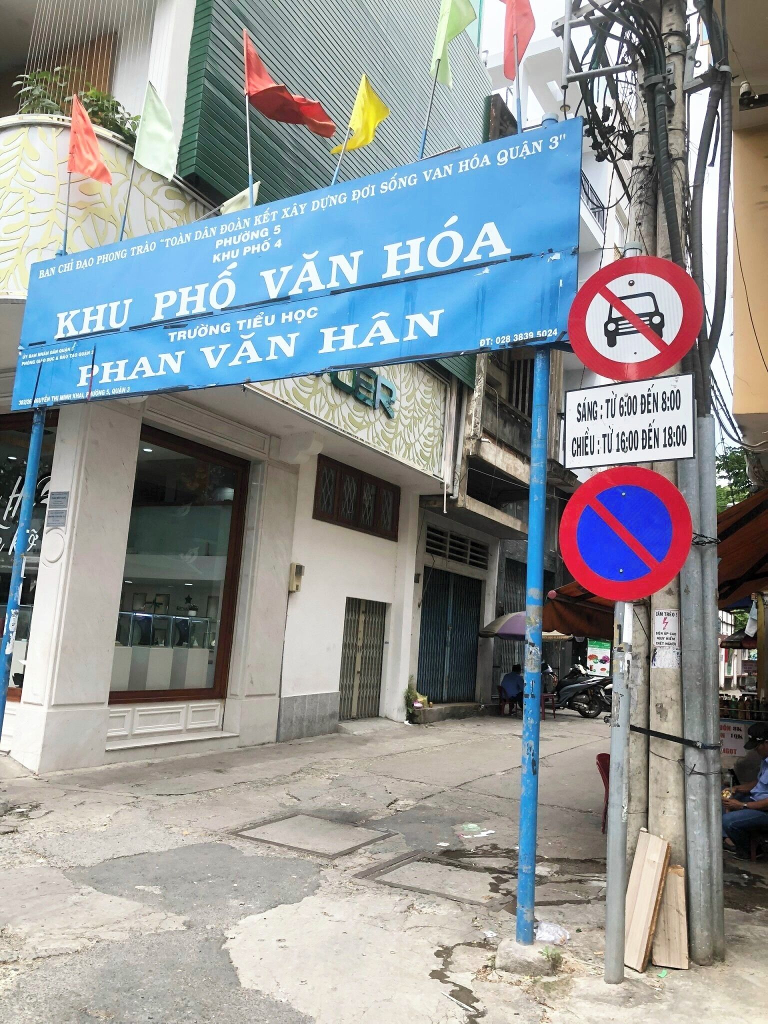 Un bâtiment avec une enseigne bleue indiquant un hôtel nommé « KHU PHO VAN HOA PHAN VAN HAN ».