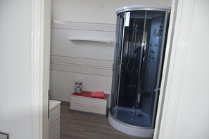 Dusj, hårføner, bidé og håndklær