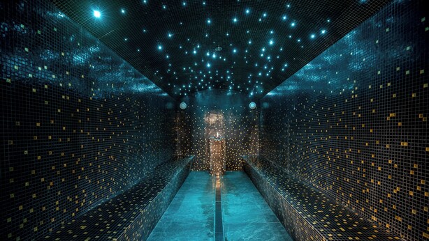 A futuristic, starry-lit corridor with a central pathway. - SWISSPEAK Resorts by Pierre & Vacances Premium Vercorin (Chalais)