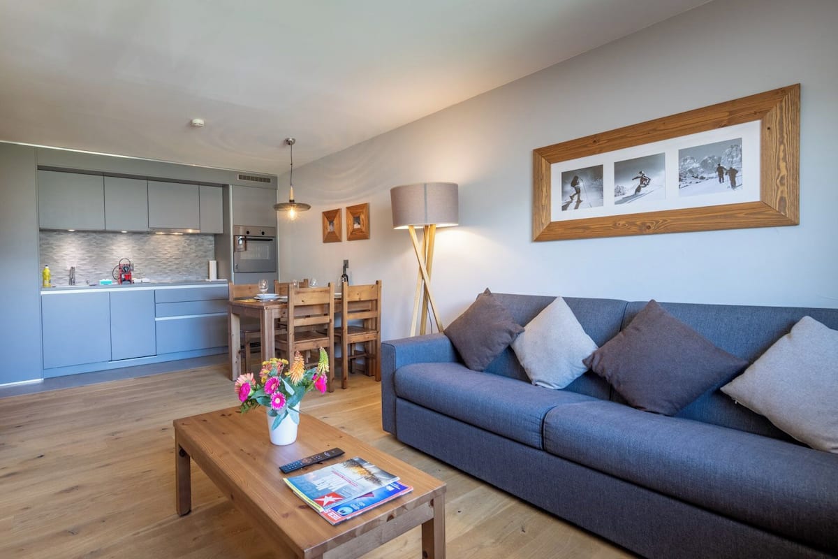 Un apartamento moderno con cocina, comedor y sala de estar.