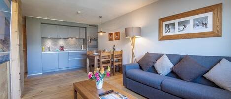 Eine moderne Wohnung mit Küche, Essbereich und Wohnzimmer.