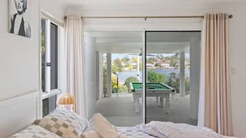 5 bedrooms, desk, iron/ironing board, WiFi