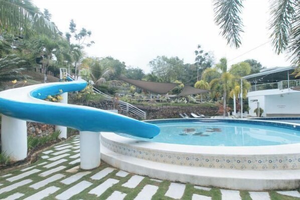 Kolam renang terbuka