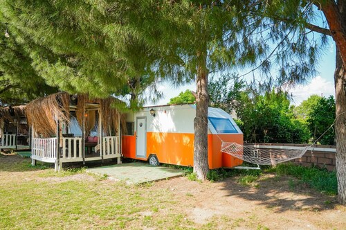 Mona Glamping Caravan Suites
