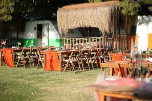 Outdoor dining - Mona Glamping Caravan Suites (Seferihisar)