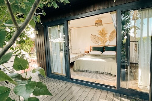 Mona Glamping Caravan Suites