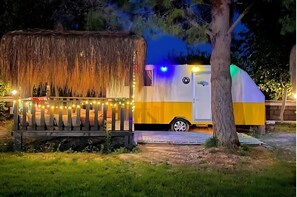 Casa móvil estándar, 1 cama de matrimonio con sofá cama, vistas al jardín | 1 dormitorio, decoración individual, mobiliario individual y wifi gratis