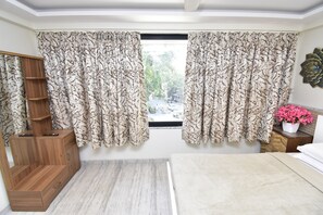 1 dormitorio, escritorio, tabla de planchar con plancha y wifi