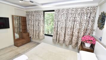 1 bedroom, desk, iron/ironing board, WiFi