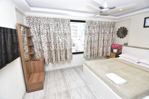 1 bedroom, desk, iron/ironing board, WiFi