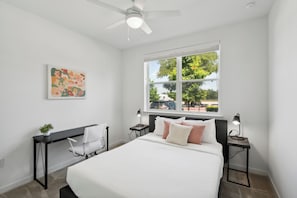 1 habitación, escritorio, tabla de planchar con plancha y cuna de viaje 