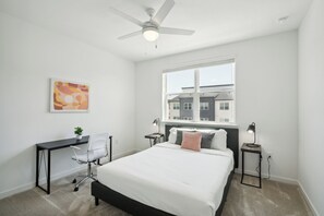 2 عدّة غرف نوم ومكتب ومكواة/لوح كي وسرير سفر