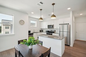 Fridge, microwave, oven, stovetop - Spectra Parks 5309, Modern 2Br Apartment (Austin)