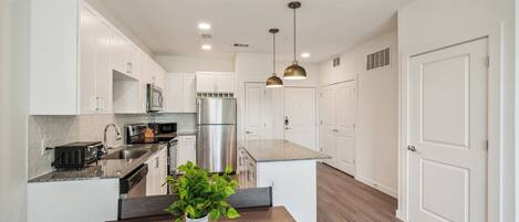 Refrigerador, microondas, horno y parrilla de estufa